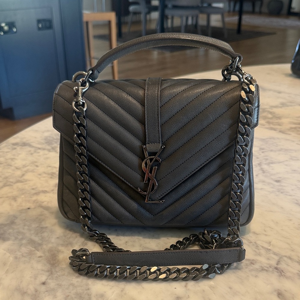 Yves Saint Laurent
Collége monogramme leather handbag
Very good condition